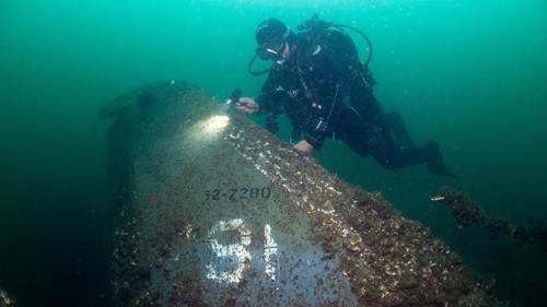 (5 EKM) 41 YIL NCE DEN UAIN ENKAZI IKARILDI- Sapanca Gl?nde dalg ekibi tarafndan 8 metre derinlie yaplan dalta 1972 ylnda dt belirtilen keif uann enkazna ulald.