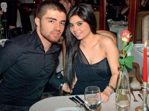 (8 EKM) MNEVVER KARABULUT CNAYETNDE TAZMNAT CEZASI IKTI-Kkekmece 5. Aile Mahkemesi, Etiler?de bir p konteynerinde cesedi bulunan Mnevver Karabulut?un anne, baba ve kardei tarafndan cinayet san Cem Garipolu?nun ailesi aleyhine alan tazminat davasnda, Garipolu ailesinin 37 bin 500 lira maddi, 1 milyon 250 bin lira manevi tazminat demesine karar verdi.