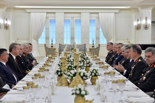 (1 AUSTOS) YA KARARLARI BELL OLDU- Babakan Recep Tayyip Erdoan bakanlnda toplanan Yksek Askeri ura?da terfi, grev sresinin uzatlmas ve emeklilik durumlar ile gndemdeki dier konular grld.  gn sren toplantlarn sonunda Genelkurmay kinci Bakan Orgeneral Hulusi Akar, Kara Kuvvetleri Komutan oldu. Orgenerallie ykselen Akn ztrk, Hava Kuvvetleri Komutan, Orgeneral Servet Yrk, Jandarma Genel Komutan, Oramirallie terfi eden Recep Blent Bostanolu da Deniz Kuvvetleri Komutanlna atand.