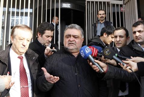 (5 UBAT) AHMET ZAL 'BABAM LDRLD' DED- 8. Cumhurbakan Turgut zal?n olu Ahmet zal, babasna ait sa rneini, zal?n lmne ilikin soruturma yrten Ankara Cumhuriyet Basavclna tutanak karl verdiini bildirdi. Ahmet zal, Adli Tp Raporu?nda babasnn ldrldnn yazldn ne srerek, "Aklanmad o rapor, bende var. Adli Tp Raporu?nda ?zehirlenme sonucunda lmedi? diye bir ey yok" dedi.