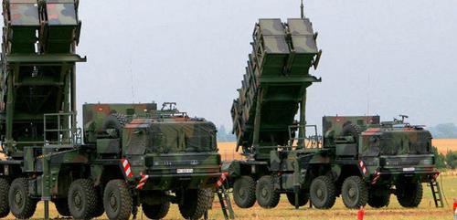 (20 OCAK) NATO'NUN PATROTLARI TRKYE'YE GELD- Trkiye?nin Suriye?den gelebilecek olas fze ve uak saldrs tehdidine kar NATO?dan istedii Patriot fze savunma sistemlerini tayan ilk gemi, skenderun Krfezine geldi.