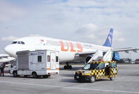 (6 OCAK) 140 MLYON TL'LK ALTINLA STANBUL'A ND-Gana?dan Dubai?ye altn tayan kargo uann, yakt ikmali ve personel deiiklii iin indii Atatrk Havalimannda 4 gndr eksik evrak nedeniyle bekletildii ortaya kt. 140 milyon lira deerinde altn tayan uan evresinde gvenlik nlemleri alnd. Uak gerekli belgelerin tamamlanmasnn ardndan, Dubai?ye hareket etti.