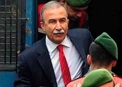 (19 TEMMUZ) ESK EMNYET MDR HANEF AVCI 15 YIL HAPSE ARPTIRILDI- stanbul 9. Ar Ceza Mahkemesi, "Devrimci Karargah rgt" yesi olduklar ve rgte yardm ettikleri ne srlen eski Emniyet Mdr Hanefi Avc?nn da aralarnda bulunduu 8?i tutuklu 75 sann yargland davada, tutuklu sanklardan Cemal Bozkurt, Fatih Aydn ve zgr Diner?in "Anayasal dzeni ortadan kaldrmaya teebbs etmek" suundan arlatrlm mebbet, Okan Duman?n da mebbet hapis cezasna arptrlmasna hkmetti. "Devrimci Karargah rgt" davasnda tutuklu yarglanan eski Emniyet Mdr Hanefi Avc, 15 yl 3 ay 20 gn hapis cezasna arptrld.