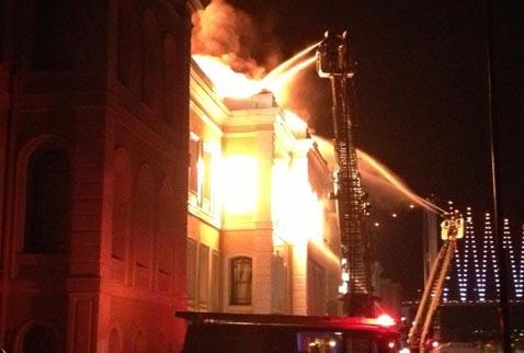 (22 OCAK) TARH BNA KL OLDU- Galatasaray niversitesinin Ortaky?deki 142 yllk tarihi binasnda kan yangn itfaiyenin yaklak 4,5 saat sren mdahalesinin ardndan sndrld. Binann byk bir blmn kullanlamaz hale getiren yangnn elektrik kontandan kt belirlendi. len ya da yaralann olmad yangnda, atsnda kme meydana gelen bina kullanlamaz hale geldi. Yangnda, ok sayda tarihi neme sahip eser ve kitap kl oldu.