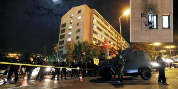 (20 EYLL) POLSEVNE ROKETLE SALDIRDILAR- Emniyet Genel Mdrlnn Ankara Dikmen?deki polisevine, roketli saldr dzenlendi, binada hasar meydana geldi. Olayda, RPG-7 roketatar kullanld, duvara saplanan merminin infilak etmedii tespit edildi. Polisle silahl atmaya giren zanllardan, Muharrem Karata l, Serdar Polat ar yaral ele geirildi. Muharrem Karata?n, AK Parti Genel Merkezi ve Adalet Bakanlna ynelik lav silahl saldrlarn faillerinden biri olduu bildirildi. Olayda biri makinal tabanca olmak zere  silah ve iki el bombas ele geirildi.