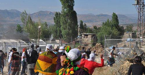(28 HAZRAN) 'KARAKOL YAPIMINA TEPK GSTERS'NDE 1 K LD- Lice ilesinde karakol yapmna tepki gsteren evre kylerden BDP?li grup ile gvenlik gleri arasnda kan arbedede 1 kii ld, 9 kii yaraland.