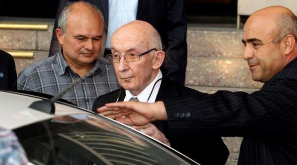 (3 EYLL) EMEKL ORGENERAL TAHLYE EDLD- 28 ubat Davas?nda Ankara 13. Ar Ceza Mahkemesi iddianamenin okunmas srasnda rahatszlanan tutuklu sank emekli Orgeneral Teoman Koman?n, salk durumu nedeniyle tahliyesine karar verdi. Mahkeme, Koman?a yurt dna k yasa koydu.