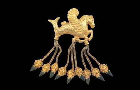 (6 MART) KANATLI DENZ ATI TRKYE'YE ADE EDLD- 2005 ylnda Uak Arkeoloji Mzesinden alnan Karun hazinesinin en nemli paras olan Kanatl Denizat brounun Almanya?dan Trkiye?ye iade edildi.