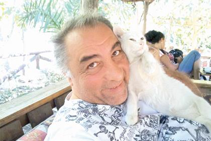 (8 OCAK) METN KAAN BOAZ KPRSNDEN ATLADI-'Ar Roman' adl kitabn da yazar olan tannm edebiyat Metin Kaan, Boazii Kprsnden atlayarak intihar etti. 1988 ylndan beri pek ok roman, yk ve karikatr almasna imza atan Kaan?n cesedi, 13 gn sonra Beylikdz Dereaz Mahallesi Derya Sitesi sahil ksmnda bulundu.