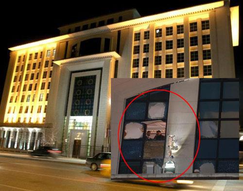 (19 MART) AK PART VE ADALET BAKANLIINA SALDIRI DZENLEND- AK Parti?nin Stz?ndeki genel merkez binasnn karsndaki bir siteden, 7 ve 8. katlar arasna lav silahyla ate edildi. Saldrda binada maddi hasar olutu. Adalet Bakanlnn Milli Mdafaa Caddesi?ndeki ziyareti giriine de iki el bombas atld. Saldrda, bir personelin ei hafif yaraland. Zanlnn lav silahn srt antasnda getirdii ve bu antayla zerinde DHKP-C yazan flamay olay yerinde brakt kaydedildi.