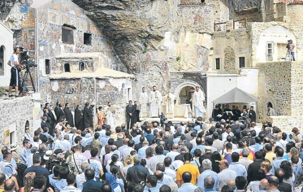 (14 AUSTOS) SMELA MANASTIRI'NDA 88 YIL SONRA AYN DZENLEND-Trabzon?un Maka ilesindeki tarihi Smela Manastrnda 88 yl aradan sonra bir gnlne ayin dzenlendi. Fener Rum Patrii Bartholomeos, Hkmete inan zgrl konusunda gsterdii hassasiyet iin teekkr ve kranlarn sundu.