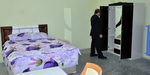 (30 OCAK)' ANADLDE SAVUNMA' VE 'CEZAEVNDE ELE GR'E ONAY IKTI- Cumhurbakan Abdullah Gl, 'anadilde savunma' ve hkmllerin cezaevinde eleriyle grmesine imkan tanyan yasay onayland. Dzenlemeyle denetimli serbetlik tedbirlerinin yeniden belirlenmesi nedeniyle 15 bin hkml ve 400?e yakn ar hasta mahkum iin tahliye yolu ald.