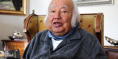 (20 NSAN) ADNAN MENDERES'N AVUKATI HAYATINI KAYBETT- Eski babakanlardan Adnan Menderes?in de avukatln yapan Burhan Apaydn, 89 yanda stanbul?da vefat etti. Avukatla 1948 ylnda balayan ve o dnemde siyasi davalarda sank savunmalarn stlenen Apaydn, 27 Mays darbesinden sonra Yassada durumalarnda Adnan Menderes?in avukatln yapmt.