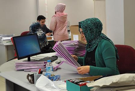 (8 EKM) BARTS KAMUDA RESMEN SERBEST HALE GELD- Kamu Kurum ve Kurulularnda alan Personelin Klk ve Kyafetine Dair Ynetmelikte Deiiklik Yaplmasna likin Ynetmelik ile 2/9/1925 Tarihli ve 2413 Sayl Bakanlar Kurulu Kararnda Deiiklik Yaplmasna Dair Karar, Resmi Gazete?de yaymlanarak yrrle girdi.