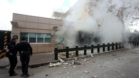 (1 UBAT) AMERKANIN ANKARA BYKELL'NE CANLI BOMBA SALDIRISI YAPILDI- DHKP-C'li Ecevit anl, Bykeliliin ziyareti giriinin yapld 2 No?lu kaps nnde zerindeki bombay patlatt. Olayda gvenlik grevlisi Mustafa Akarsu hayatn kaybetti, ABD Bykeliliine grme iin gelen gazeteci Didem Tuncay ise yaraland.