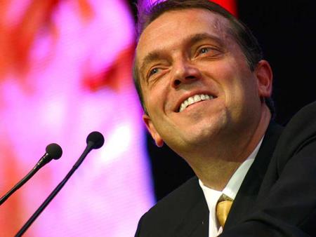 (29 MART) CEM UZAN'A 18 YIL HAPS CEZASI VERLD- stanbul 8. Ar Ceza Mahkemesi, iadam Cem Uzan?a "nitelikli zimmet" suundan 18 yl 5 ay 20 gn hapis ve 4 milyar 404 milyon 721 bin lira adli para cezas verdi.