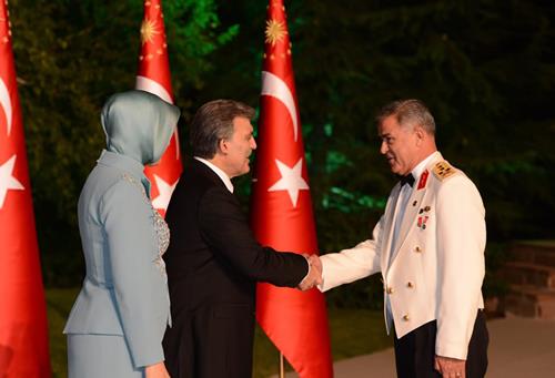 (30 AUSTOS) ANKAYA KK'NDE BR LK- Zafer Bayram Resepsiyonu?na ilk kez Cumhurbakan Abdullah Gl, ev sahiplii yapt. Kk?teki resepsiyona muhalefet liderleri Kemal Kldarolu ve Devlet Baheli katlmad.