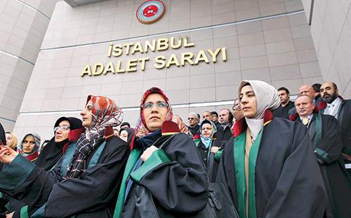 (24 OCAK) DURUMADA BARTL AVUKATA VZE IKTI- Dantay 8. Dairesi, Trkiye Barolar Birliinin meslek kurallarnda yer alan avukatlarn "balar ak" grev yapacaklarna ilikin dzenlemenin yrtmesini durdurdu. Kararn ardndan Avukat ule Dal Gkkl, ilk kez bartl olarak, 25 Ocak?ta Kadky 2. Asliye Ceza Mahkemesindeki bir davaya grevli avukat olarak katld.