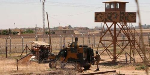 (8 TEMMUZ) TSK SURYE'DEN AILAN ATEE ATELE KARILIK VERLDN AIKLADI- Genelkurmay Bakanl, Suriye?nin Trkiye snrna yakn Resulayn ilesinde terr rgt mensuplaryla Suriyeli muhalifler arasndaki atmalarda, anlurfa?nn Ceylanpnar merkezindeki evlere, ile emniyet mdrl binasna hafif silah mermilerinin isabet ettii, angajman kurallar gerei Suriye topraklarndan ate alan mevziye Cenkeser Hudut Karakolundan atele karlk verildiini bildirdi.