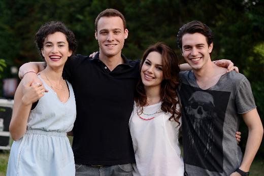 <p><b>2013'te Trkiye'de trend olan diziler</b></p>  Gnei Beklerken