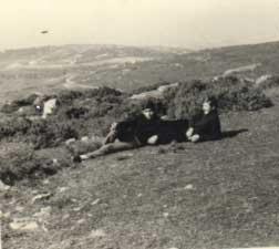 <p><b>1981 YILINA KADAR TATL YAPMAYAN ADAM</b></p>  Hayatnn her safhasnda hareketli bir dnem yaayan Gllce'nin 1981 ylnn sonuna kadar hi tatil yapmadn rendiimizde aknlmz gizleyemedik. 27 Austos 1981 ylna kadar srekli bir alma temposu ierisine giren Gllce, ilk kez gittii Libya'da Cuma gn tatil olduundan ilk defa tatilini burada yapt. Tatil yapmann keyfini tadan Gllce'ye gre, o gn hayatnn en uzun gnyd.