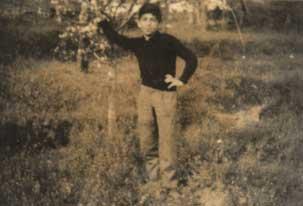 <p><b>O ZAMAN KENDSYLE DALGA GEENLER ONUN BAKAN OLACAINI NEREDEN BLSN?</b></p>  Erzurum'dan stanbul'a geldiinde ortaokul ve lise yllarnda dil konusunda zorluk yaayan ve hatta dalga konusu halime gelen Gllce, o yllarda yaadklarn yle anlatyor: "Birinci snf Erzurum'da okudum. ngilizce , birinci karnemde 9, ikinci karnemde 10'du . Dersimize bir Albay geliyor, baarmdan dolay, bana hediyeler alyordu. stanbul'a geldik... Orta ikinci snftaym... ngilizce dersi... Ne var ki biz Erzurum`da, dokuzuncu derse kadar okuyabilmiiz. stanbul'daki arkadalar ise, birinci snfta on altnc derse kadar okumular. Hocamz, rencilerine, ngilizce olarak, ?Tahtaya kalk', ?Kitabn a' gibi bilgileri retmi. Ben bunlar bilmiyordum. Bana, ?Tahtaya kalk!' demi yle bakyorum!.. Dediler ki, ?Sana , ?Tahtaya kalk' diyor'. Kalktm... Sonra, ?Filanca dersi a' demi... Tabii onu da anlamadm... Arkadalarn uyarsyla, o dersi de atm ama anladm ki, onlar benden hayli ileri... Dedim ki: ?retmenim biz bu derse kadar gelmemitik. Onun iin buray iyi okuyamirem!' (Erzurum ivesiyle ?gelirem' ?gidirem' denilirdi.) Bana, ?Otur' dedi . ?Sen daha Trke bilmiyorsun kardeim! Bir de ben sana ngilizce reteceim!'"