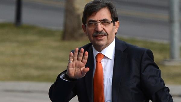 <p><b>"TELSZ ALABLMEK N ANKARA'YA 20 KEZ GTTM"</b></p>  O zaman Refah Partili olan Gllce, devletin her kademesinde zorluklarla karlam. Mesela, haberleme iin kullanlan bir telsizi bile alabilmek iin Ankara'ya 20 kez gittiini anlatan Gllce, o dnemde de Babakan'n Sleyman Demirel olduunu da hatrlatyor tabi ki? in ilgin taraf, bir zamanlar Sleyman Demirel bursuyla okuyan dris Gllce yllar sonra Sleyman Demirel'e rakip olmutur.