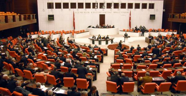 TBMM'de farkl partilerden milletvekilleri, belediye bakanlklar iin kyasya bir yara giriyor. Ancak adaylarn dalmna kesinleen mahkmiyet kararlar ve istifalar eklenirse, yeni ylda tm vekilleri yara sokacak yeni gelimelerin kaps aralanabilecek.