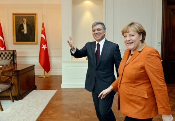 Cumhurbakan Gl'n, Almanya anslyesi Merkel'i arlarken ekilen bir kare