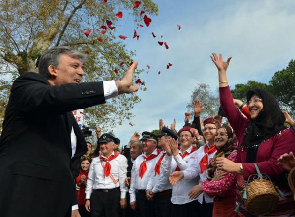 Cumhurbakan Gl, nye'de vatandalar tarafndan youn ilgiyle karland.