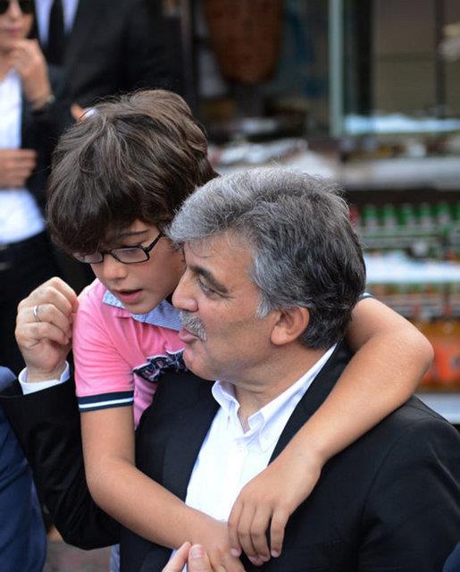 Cumhurbakan Gl'n, stanbul Tarabya'da kk bir ocukla sohbet ettii bir kare