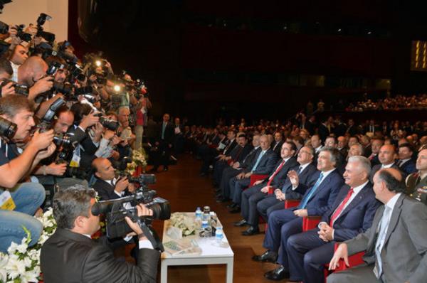stanbul'da, himayesinde gerekletirilen 11. Ulatrma, Denizcilik ve Haberleme uras?na katlan Cumhurbakan Gl'e medya mensuplar youn ilgi gsterdi.