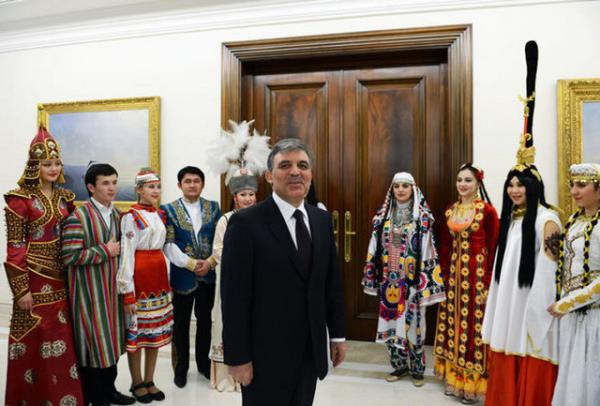 Cumhurbakan Gl'n, Nevruz mnasebetiyle TRKSOY yesi lkelerin kltr ve sanat elileri heyetini ankaya Kk'nde kabul ettii bir kare