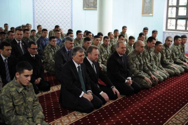 Cumhurbakan Gl ile Bosna Hersek Cumhurbakanl Konseyi yesi Bekir zzetbegovi'in Muhafz Alay Camisi'nde cuma namazn klarken grld bir kare