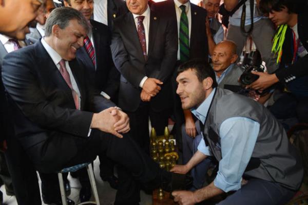 Cumhurbakan Gl, Kayseri'de Cuma Namaz knda, cami etrafnda bulunan boyaclardan birinde ayakkablarn boyatyor.