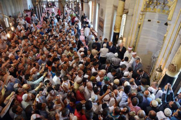 Cumhurbakan Gl'n Cuma Namazn Sultanahmet Camii'nde kld bir kare