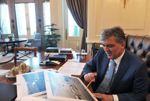 Cumhurbakan Gl'n, Basn Yayn Enformasyon Genel Mdrl arivine ait eski Kayseri fotoraflarn incelerken ekilen bir kare