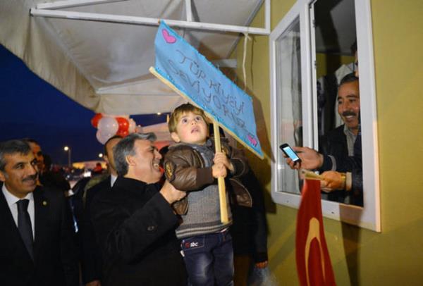 <p><b>Cumhurbakan Abdullah Gl ve ei Hayrnnisa Gl'n yer ald, 2013 ylndan aklda kalan kareler, Cumhurbakanl fotoraflarnn objektiflerine yansd. Fotoraflar, Kk'n internet sitesinden paylald</b></p>    Cumhurbakan Gl ve ei Hayrnnisa Gl'n, Suriyeli mltecilerin misafir edildii Elbeyli Konaklama Merkezi ziyaretine ilikin bir kare
