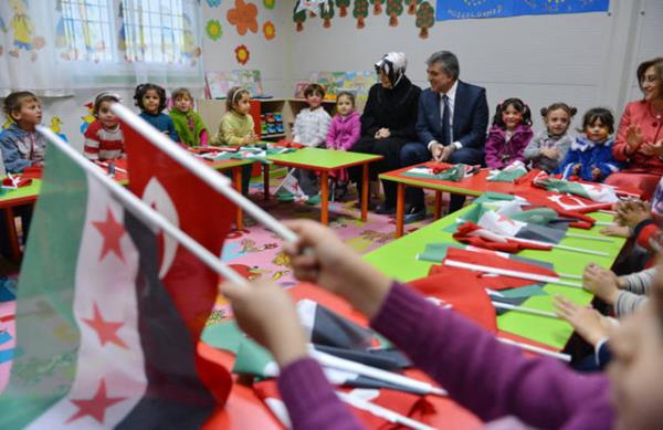 Cumhurbakan Gl ve ei Hayrnnisa Gl'n, Suriyeli mltecilerin misafir edildii Elbeyli Konaklama Merkezi'ndeki Gkkua Krei'nde ocuklarla bir araya geldii bir kare