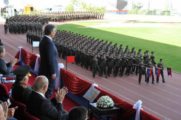 Cumhurbakan Gl, Jandarma Astsubay Meslek Yksekokulu renci Alay Komutanl sancak tevcih treninde.