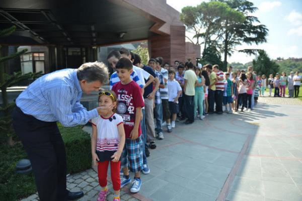 Cumhurbakan Gl'n, Tarabya Kk'nde ocuklarla bayramlat bir kare