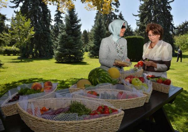 Hayrnnisa Gl'n, Slovakya Cumhurbakannn ei Silvia Gasparoviova'ya ankaya Kk'nn bahesini gezdirdii ve bahede yetien rnleri tantt bir kare