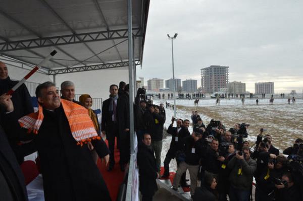 Cumhurbakan Gl'n, Uak?ta cirit atarak oyunu balatt bir kare