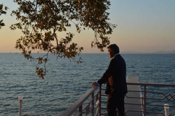 Cumhurbakan Gl, Yalova'daki Atatrk Yryen Kk'nn bahesinden Marmara Denizi'ni seyrederken...