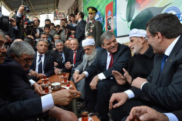 Mu'ta youn ilgiyle karlanan Cumhurbakan Gl'n, valilik ziyaretinin ardndan vatandalarla ay iip sohbet ettii bir kare