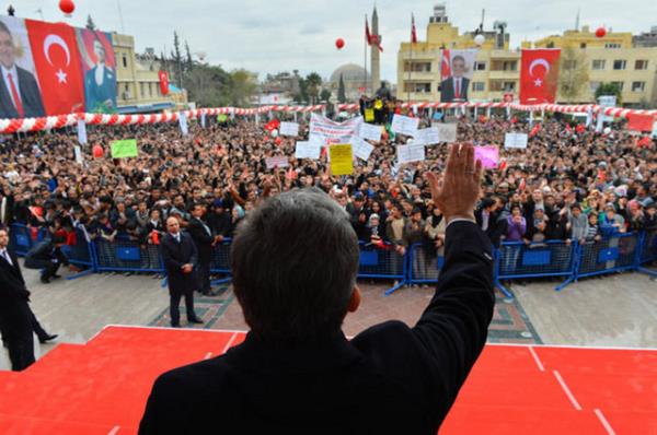 Cumhurbakan Gl'e Kilis'te Cumhuriyet Meydan'nda vatandalarn youn sevgi gsterisinde bulunduu bir kare