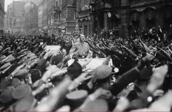 Hitler'in intihar kararn, Mussolini'nin dt durumdan korkarak verdii belirtiliyor.