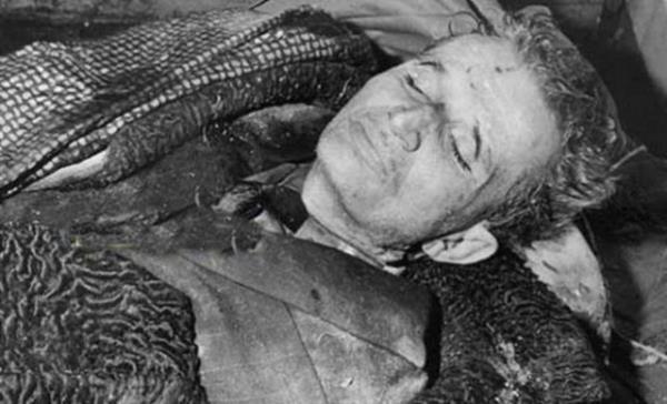 25 Aralk 1989'da kuruna dizildi. Elena avuesku'nun son szleri, "Ben sizin annenizim" oldu. Nikolay avuesku ise "Romanya sonsuza kadar yaayacak" dedi.