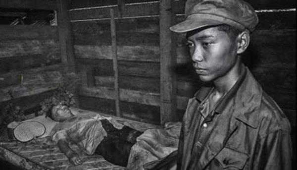 Kendi destekileri tarafndan mr boyu ev hapsine mahkum edilen Pol Pot, 18 Nisan 1998'de kalp krizinden ld. lmeden nce lmlerden dolay vicdannn rahat olduunu syleyerek "tek bama yapmadm" dedi.