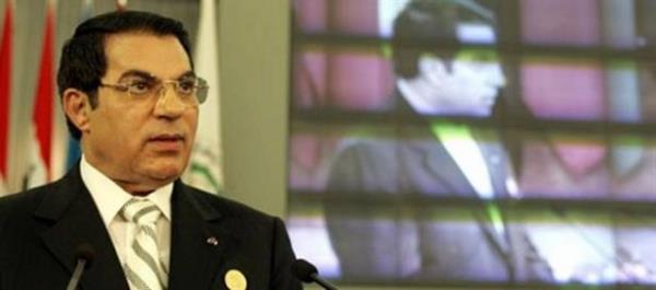 2010 ylnn aralk aynda niversite mezunu bir isiz gencin kendisini atee vermesi ile tetiklenen halk isyannn ardndan 14 Ocak 2011'de ynetimi brakarak eiyle birlikte Suudi Arabistan'a kat.